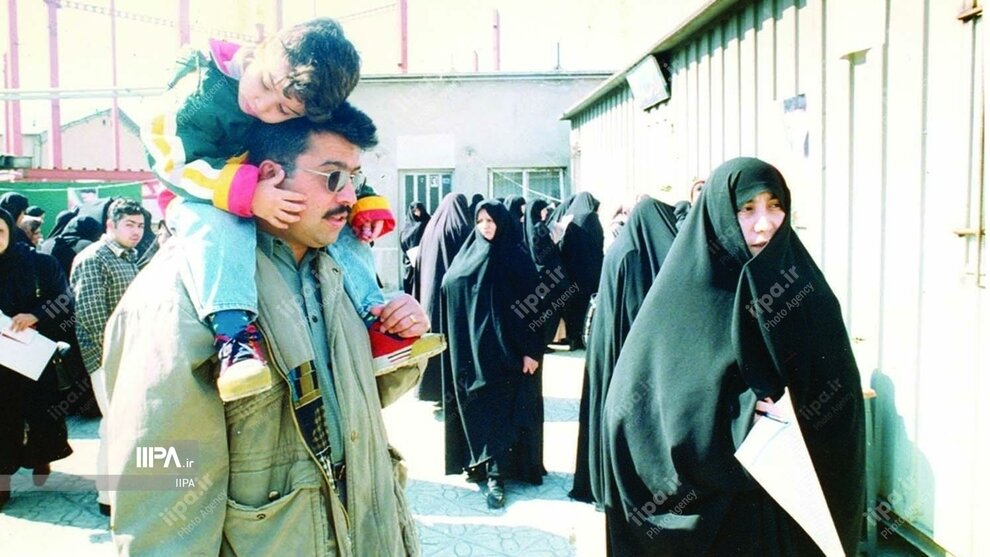 عکسهایی از روز انتخابات مجلس ششم/ رهبر انقلاب، آیت الله هاشمی و ناطق نوری پای صندوق رای