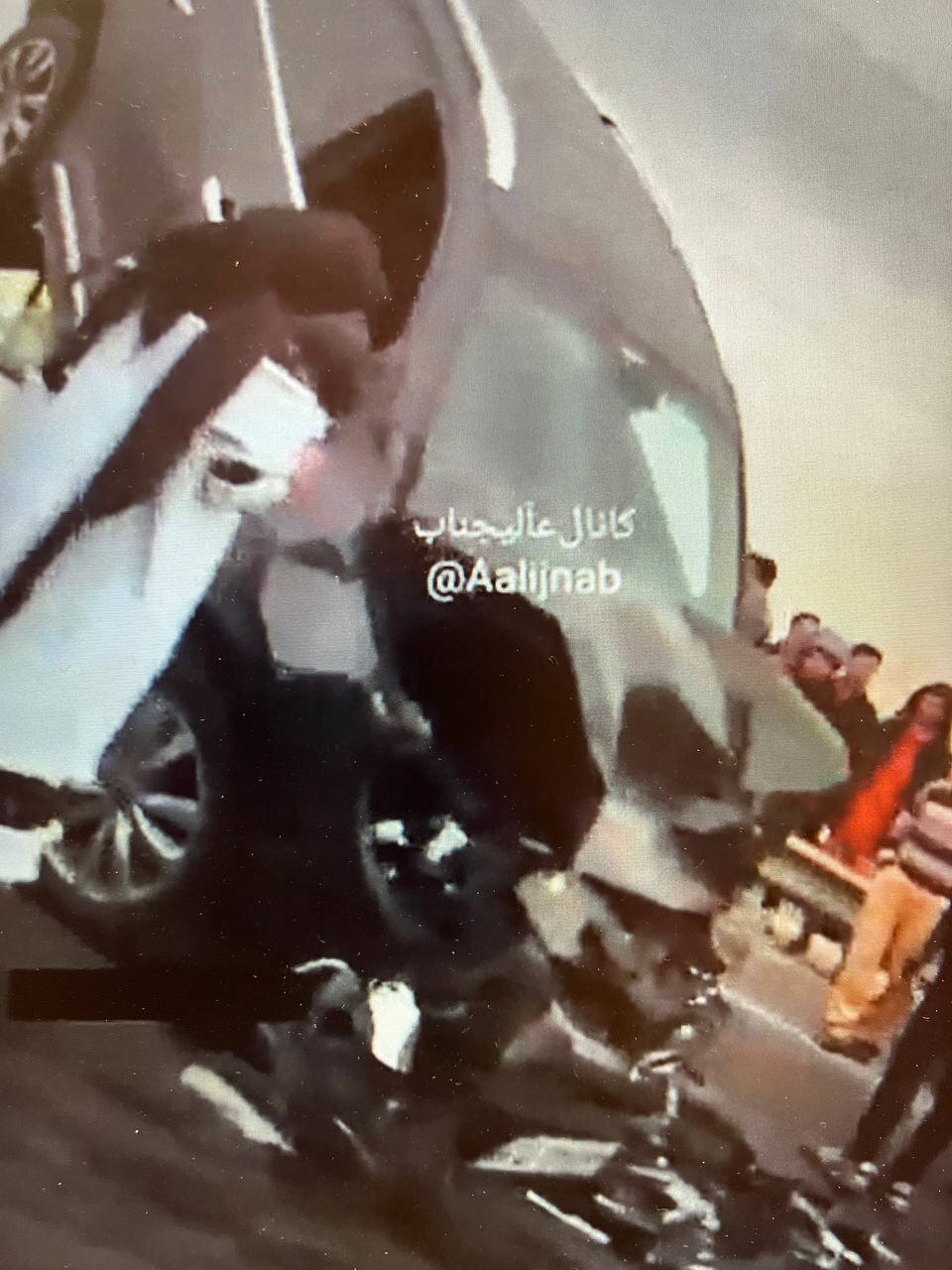 خودروی شاسی‌بلند روی سقف ساینا در اتوبانی در تهران