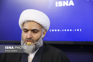 رهبر انقلاب می خواهند در تابلوی ملت ایران، دولت و حاکمیت در حاشیه باشند نه در نقش متصدی / حضور در انتخابات به اندازه دهها مانور نظامی تاثیرگذار است