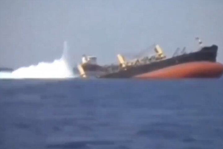 ببینید | لحظه غرق شدن کشتی باری انگلیسی بعد از حمله موشکی ارتش یمن