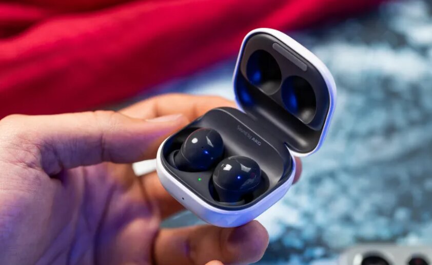 تصاویر و اطلاعات فنی گلکسی بادز ۴ پرو به بیرون درز کرد. تصاویر و اطلاعات فنی گلکسی بادز ۴ پرو به بیرون درز کرد.