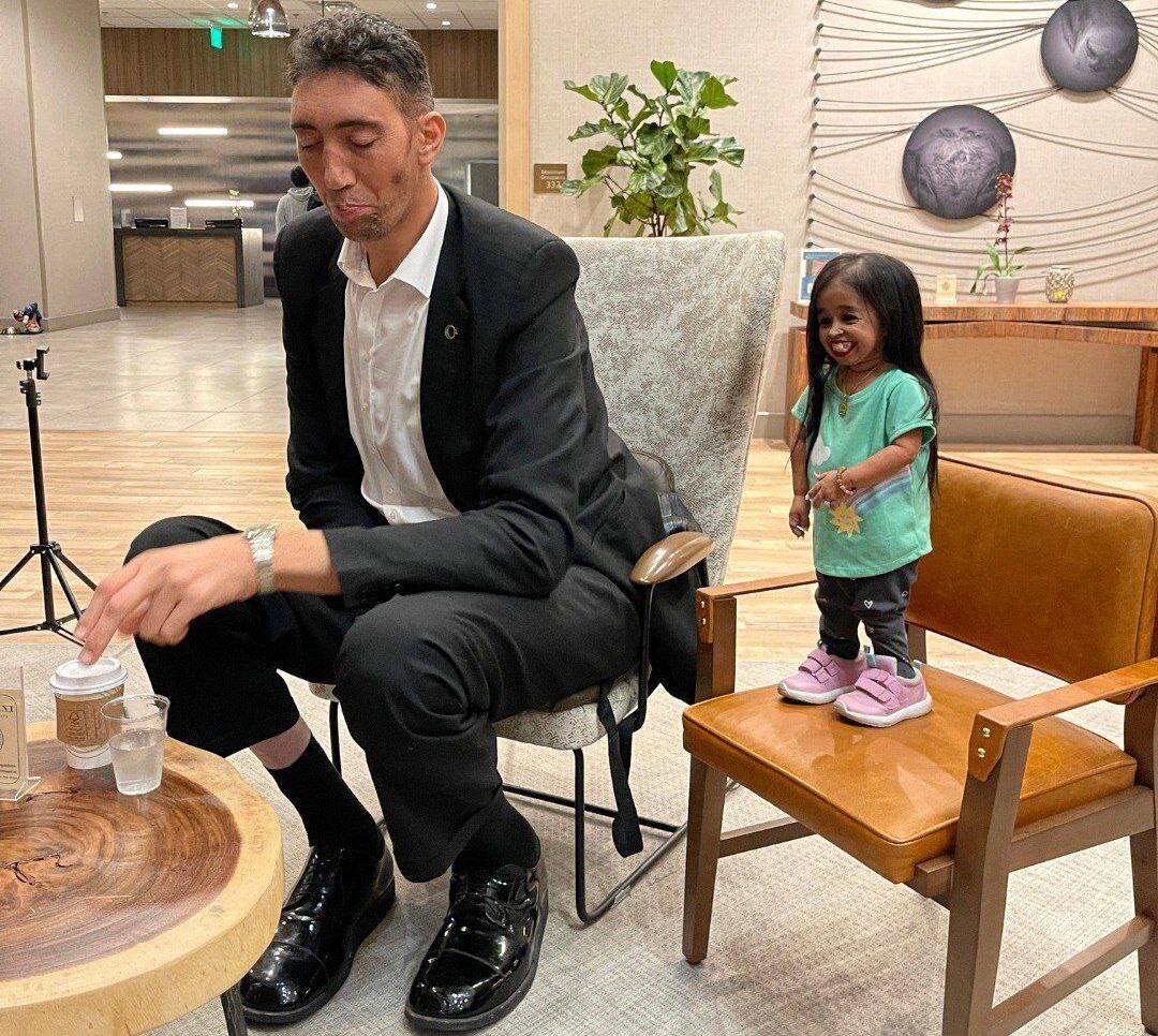 تصویری از یک دیدار عجیب/ ملاقات بلندترین مرد و کوتاهقدترین زن جهان