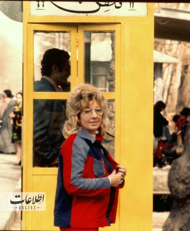 عکس گردشگر خارجی جلوی باجه تلفن همگانی در تهران سال ۵۲