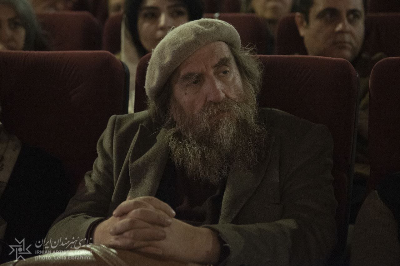 محمدرضا اصلانی: آنچه حاصل این سالهاست نه حاصل یک رنج بلکه حاصل یک جنگ عظیم است/ نسل جوان پرچمی را برافراشته که این پرچم برافراشته باقی خواهد ماند