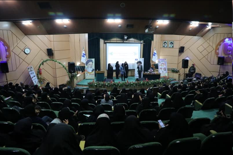 نظام مقدس جمهوری اسلامی بر پایه مردم سالاری شکل گرفته  است