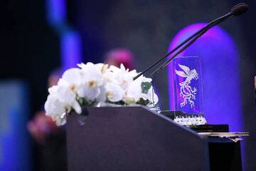 جوایز برگزیدگان «فیلم فجر 42» اهدا شد