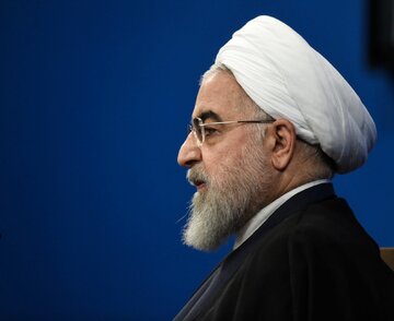 عکسی از حسن روحانی در دیدار با رهبر انقلاب