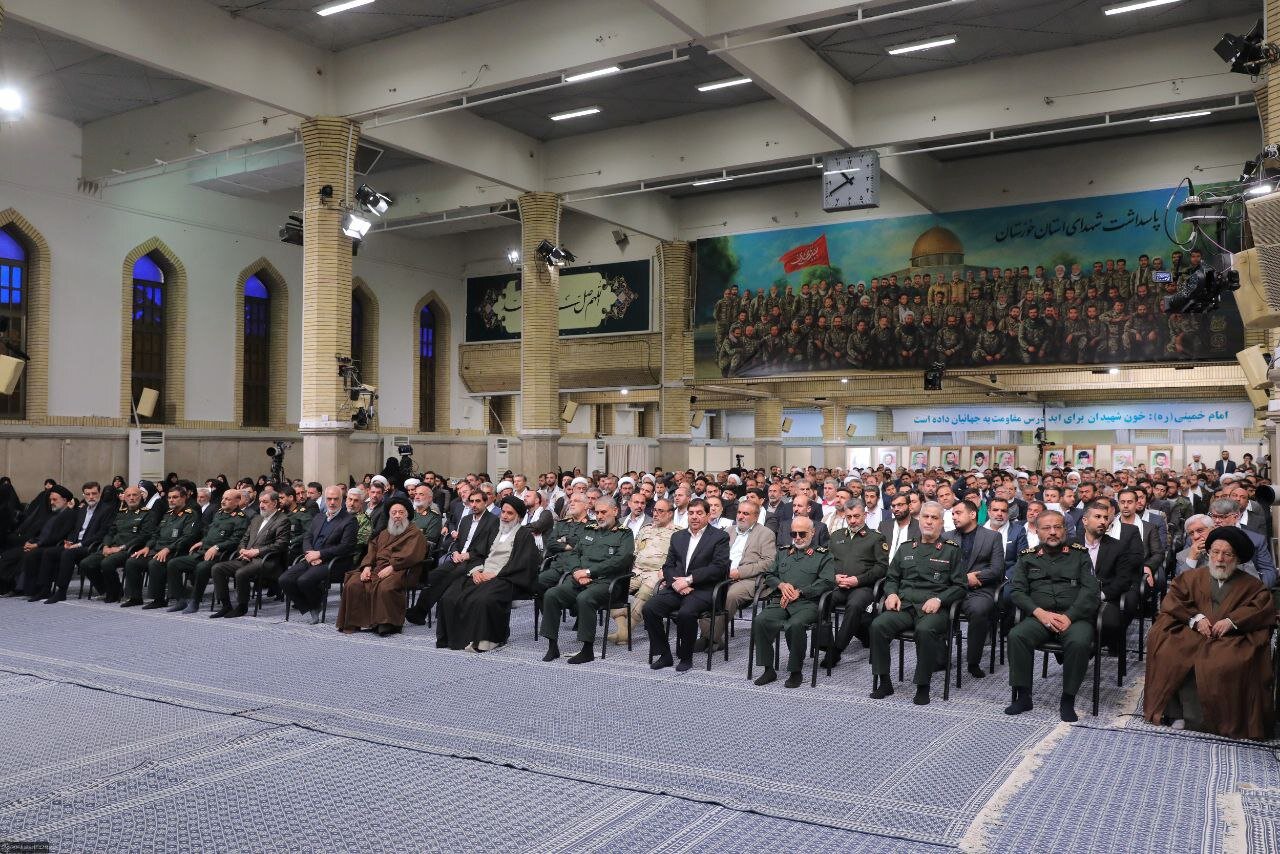 تصاویری از دیدار امرو رهبر انقلاب با حضور چهرههای نظامی/ محسن رضایی هم بود