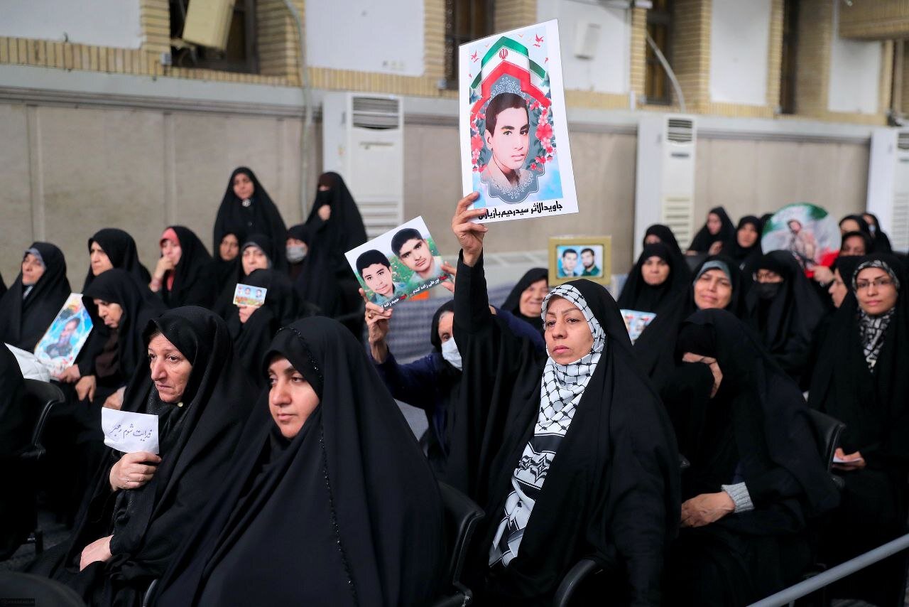 تصاویری از دیدار امرو رهبر انقلاب با حضور چهرههای نظامی/ محسن رضایی هم بود