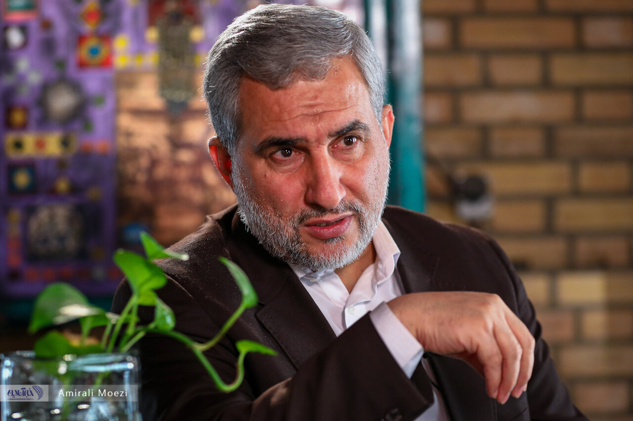 نوآوری نایینی در تقسیمبندی نظامهای سیاسی و انواع حکمرانی