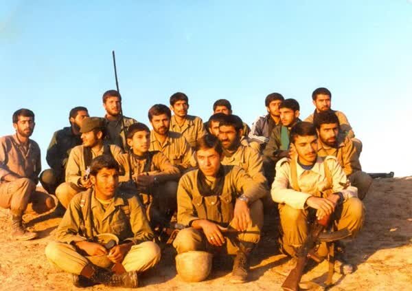 رای دادن به آیتالله خامنهای با دست خونی! +عکس