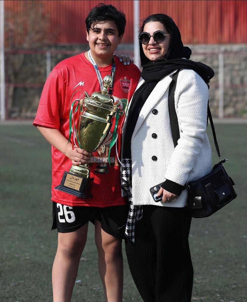 عکس| همسر هادی نوروزی در جشن پرسپولیس؛ هانی قهرمان شد!