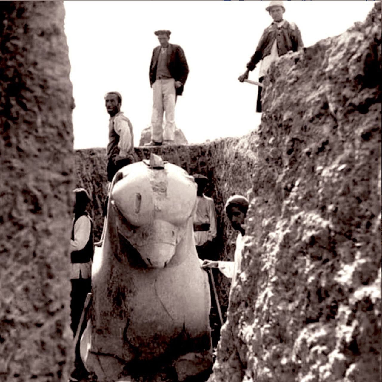 لحظه تاریخی کشف تندیس هما از دل تخت جمشید؛ ۹۲ سال قبل