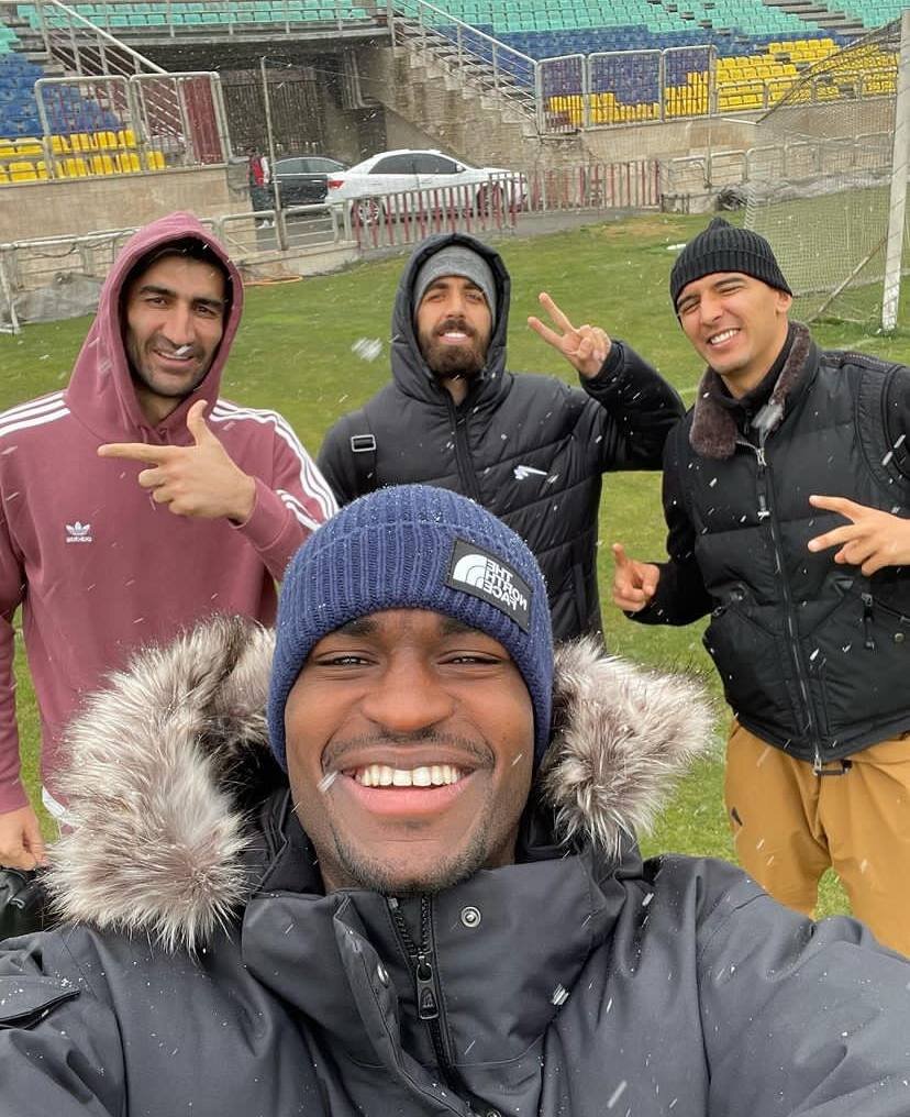 عکس| سلفی برفی پرسپولیسیها؛ ذوقزدگی ستاره قطری برای هوای تهران