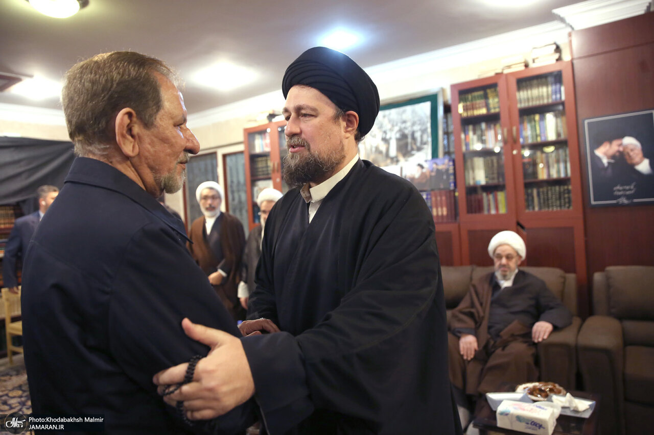 تصاویری از حضور اصلاح طلبان در منزل آیت الله موسوی بجنوردی/جهانگیری، انصاری و پورمحمدی هم آمدند+ عکس