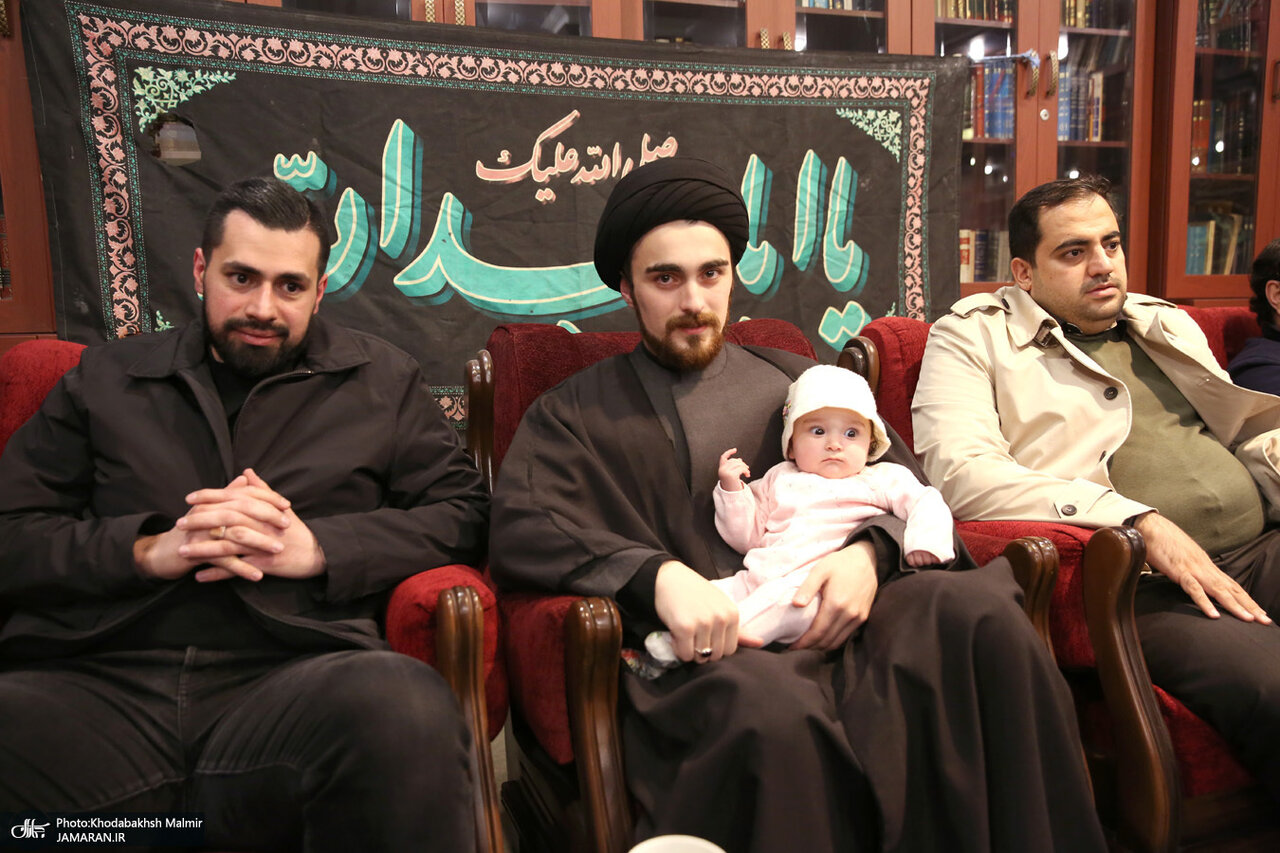 عکس جدید از ایران خمینی در آغوش پدرش سیداحمد خمینی