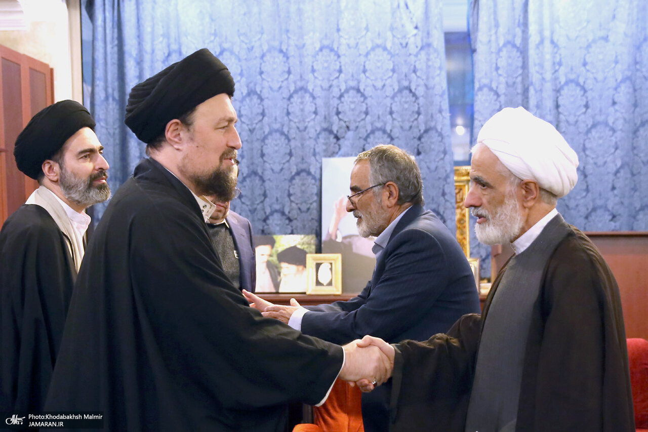 تصاویری از حضور اصلاح طلبان در منزل آیت الله موسوی بجنوردی/جهانگیری، انصاری و پورمحمدی هم آمدند+ عکس