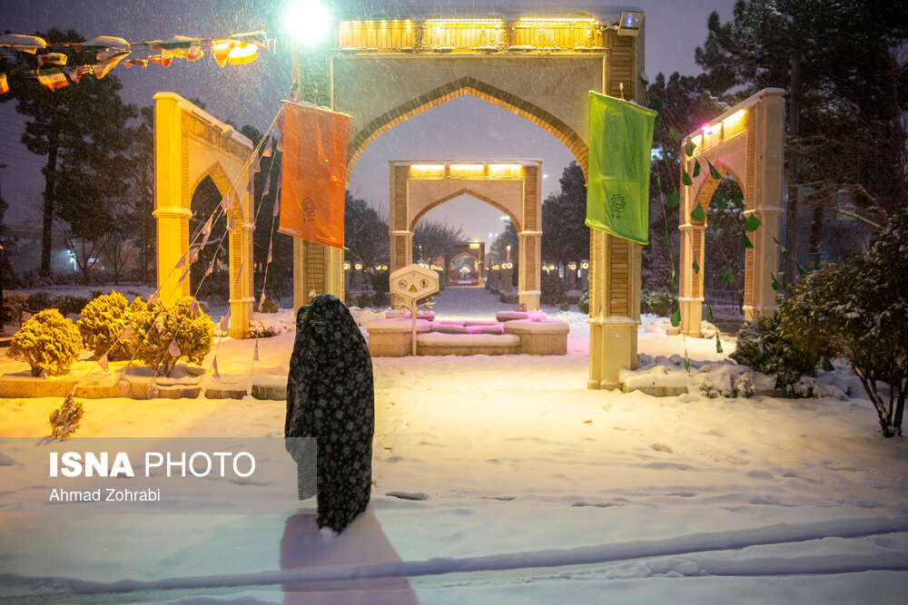 بارش نخستین برف زمستانی در قم/ عکس