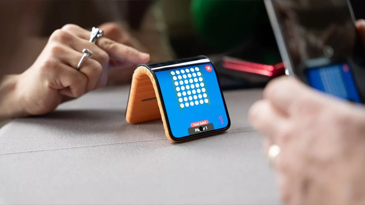 موبایلی که میتواند دور مچ دست بسته شود!