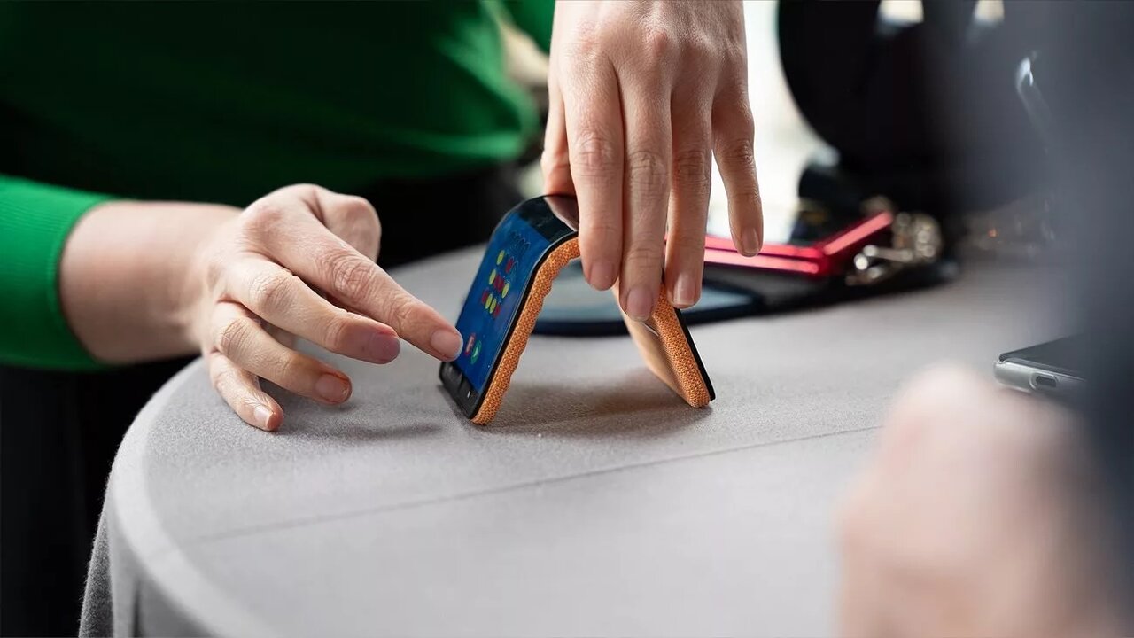 موبایلی که میتواند دور مچ دست بسته شود!