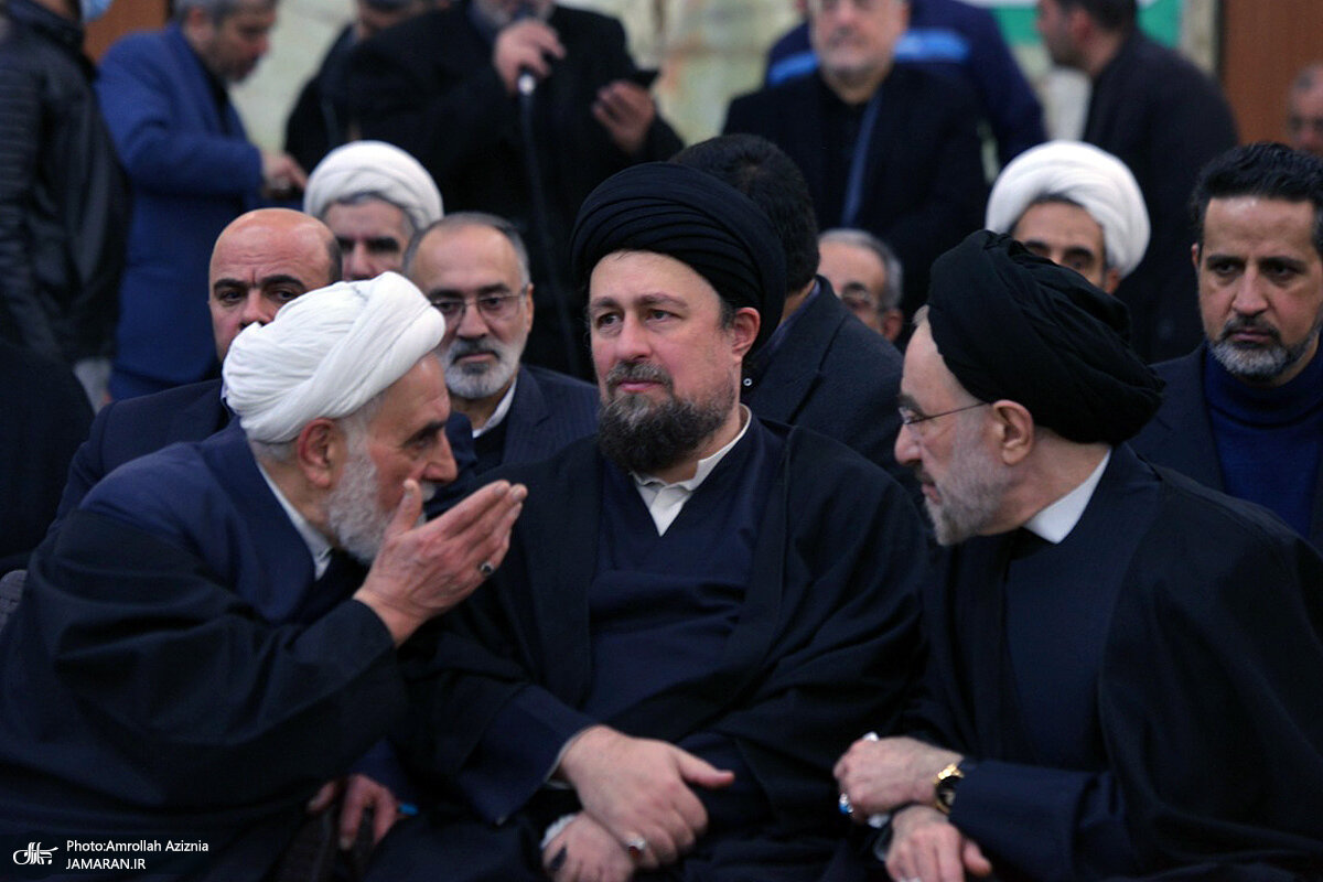 حرفهای در گوشی سید محمد خاتمی و ناطق نوری در مراسم تشییع پیکر آیت الله بجنوری/ جنتی و هاشمی هم بودند+ عکس