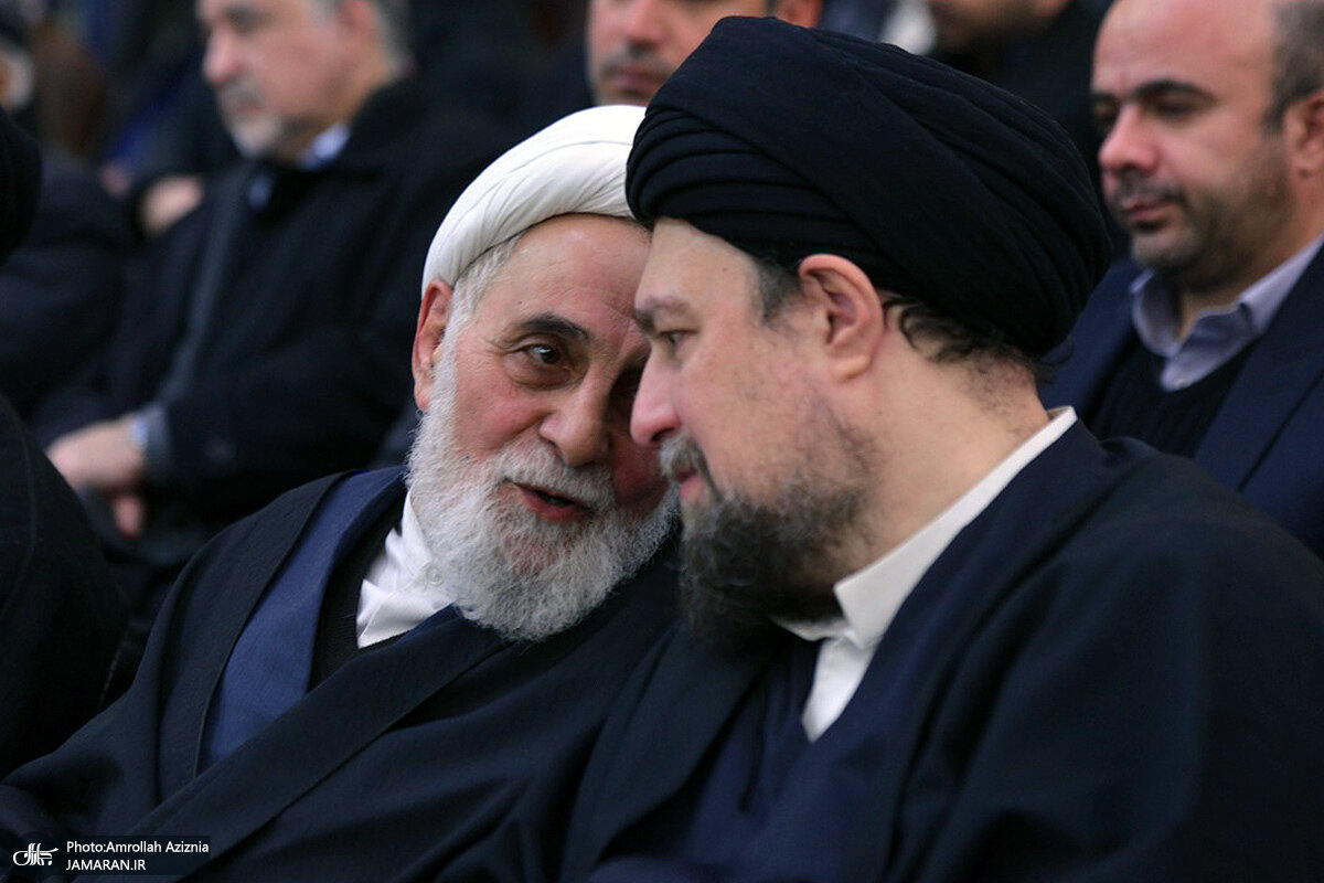 حرفهای در گوشی سید محمد خاتمی و ناطق نوری در مراسم تشییع پیکر آیت الله بجنوری/ جنتی و هاشمی هم بودند+ عکس