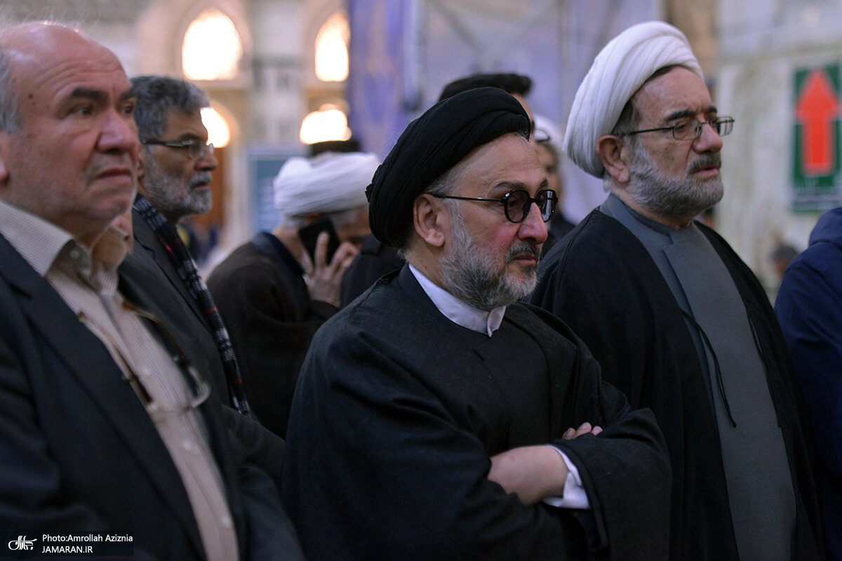 حرفهای در گوشی سید محمد خاتمی و ناطق نوری در مراسم تشییع پیکر آیت الله بجنوری/ جنتی و هاشمی هم بودند+ عکس