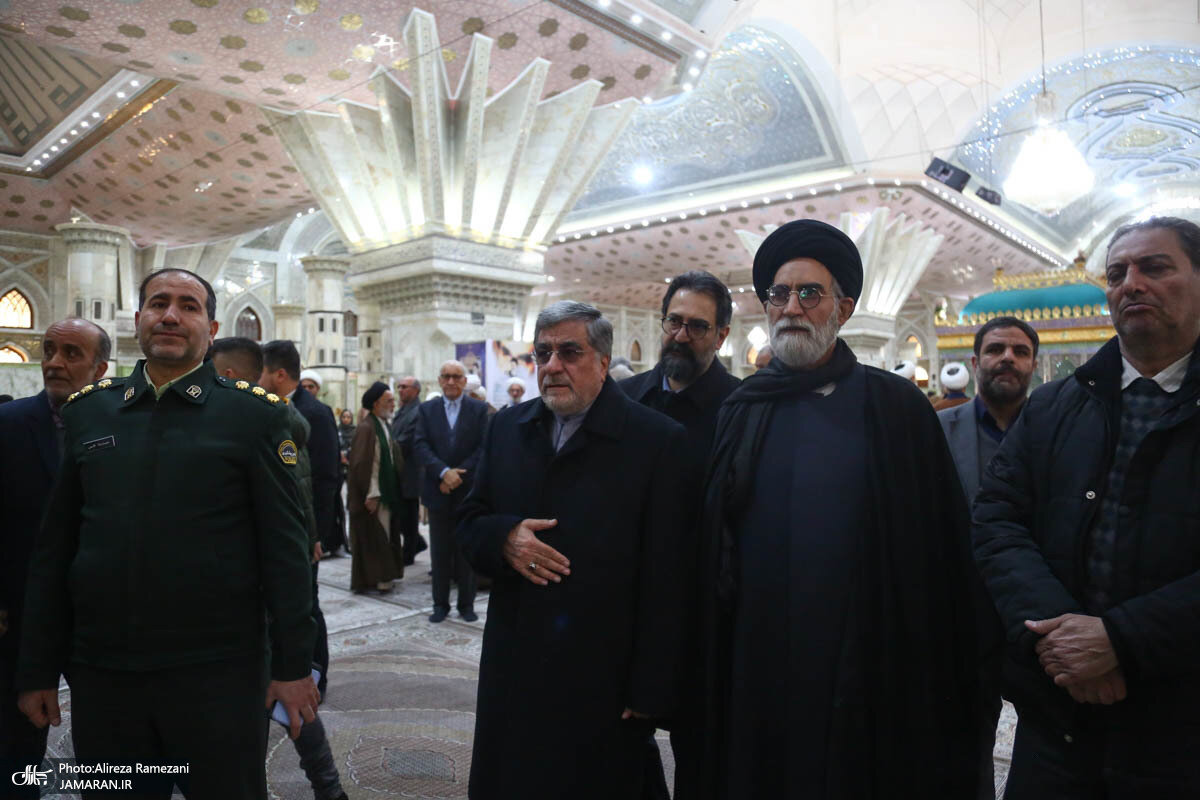 حرفهای در گوشی سید محمد خاتمی و ناطق نوری در مراسم تشییع پیکر آیت الله بجنوری/ جنتی و هاشمی هم بودند+ عکس