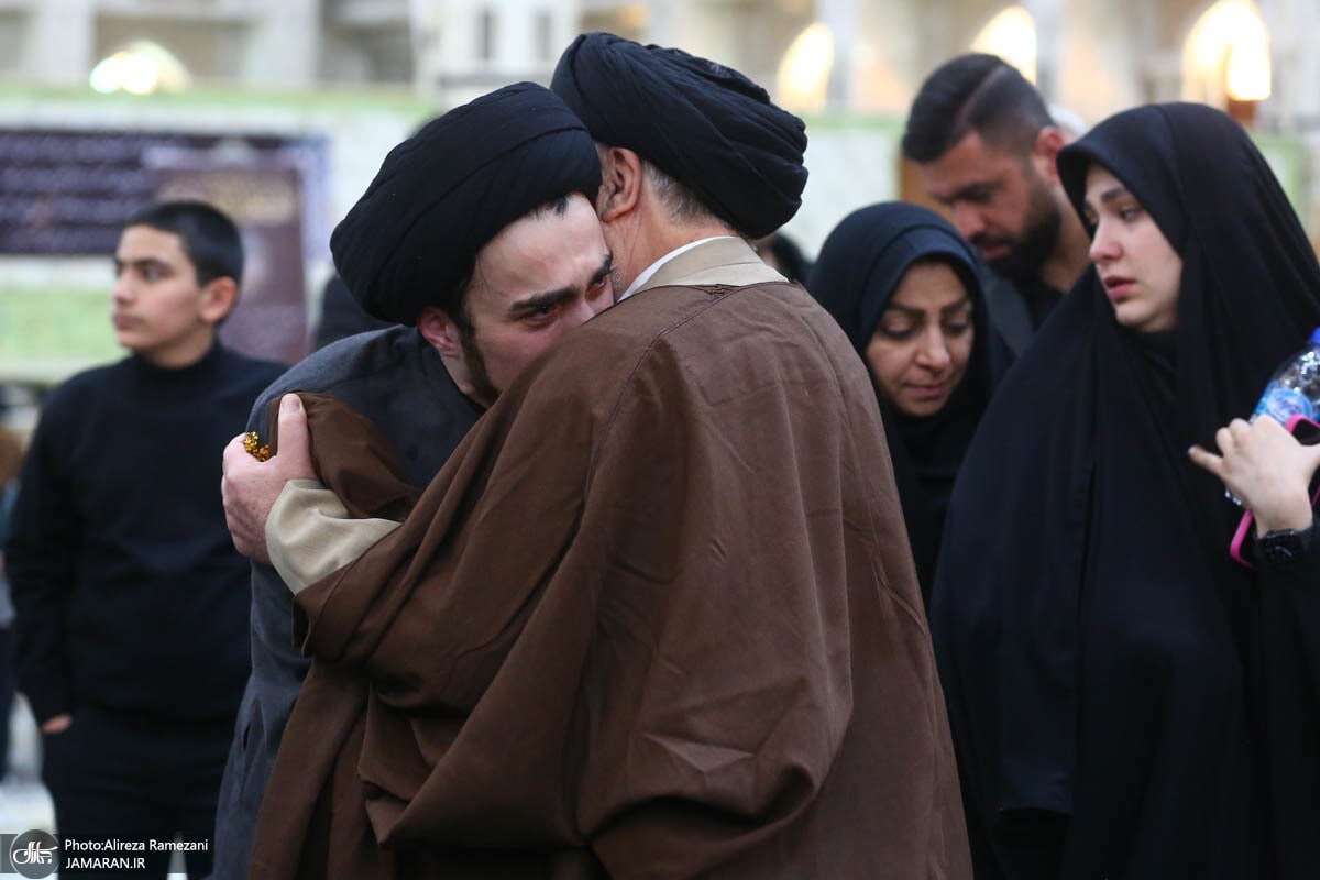 گریه شدید سیداحمد خمینی در مراسم آیت الله موسوی بجنوردی +عکس