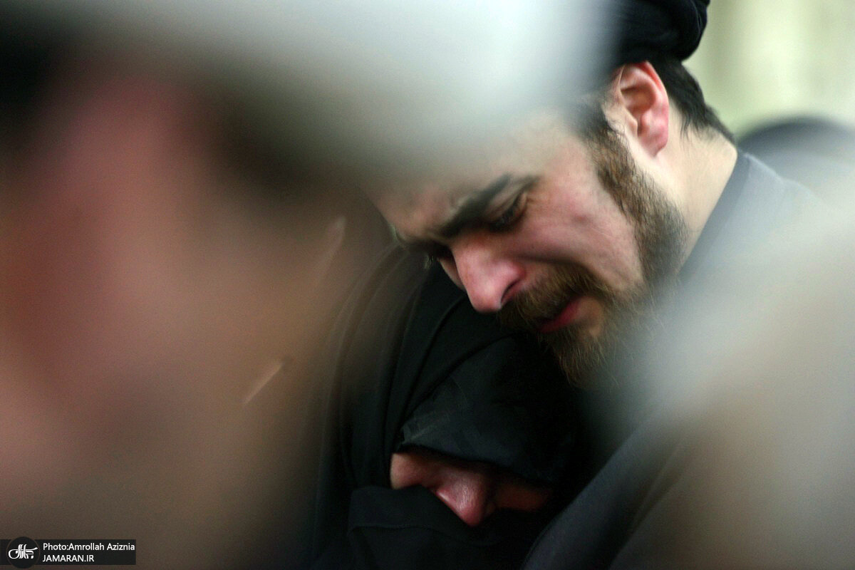 گریه شدید سیداحمد خمینی در مراسم آیت الله موسوی بجنوردی +عکس