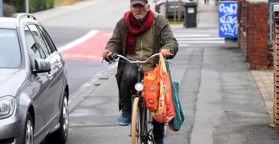 خسیسترین میلیونر دنیا که در زبالهها دنبال غذا میگردد