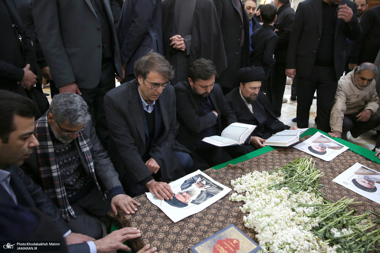 عکسی از قرآن خواندن سیدحسن خمینی بر مزار پدر همسرش 3