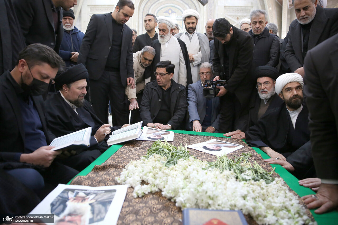 عکسی از قرآن خواندن سیدحسن خمینی بر مزار پدر همسرش 2