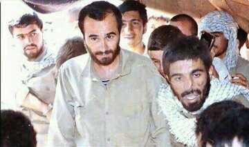 عکسی از فرمانده سپاه پاسداران پای صندوق رای در جبهههای جنگ