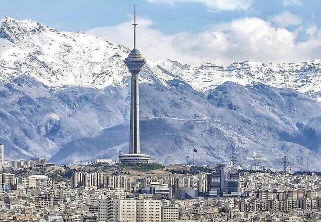 - باد و برف و باران هوای تهران را پاک کرد