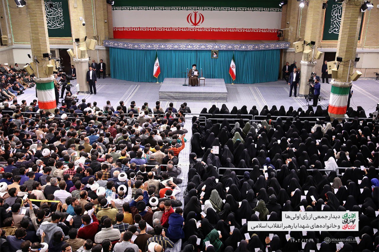 اولین عکس از دیدار رأی اولیها و خانوادههای شهدا با رهبر انقلاب 2