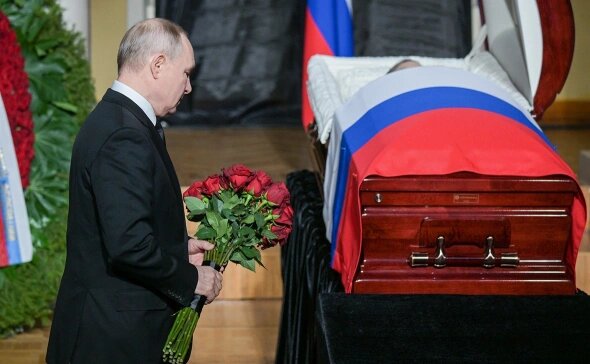 وداع پوتین با لبدوف با یک دسته گل/عکس