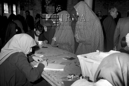 عکس دیده‌نشده از امام خمینی پای صندوق رأی
