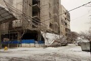 سقوط داربست ساختمانی در بلوار اندرزگو تهران/ عکس