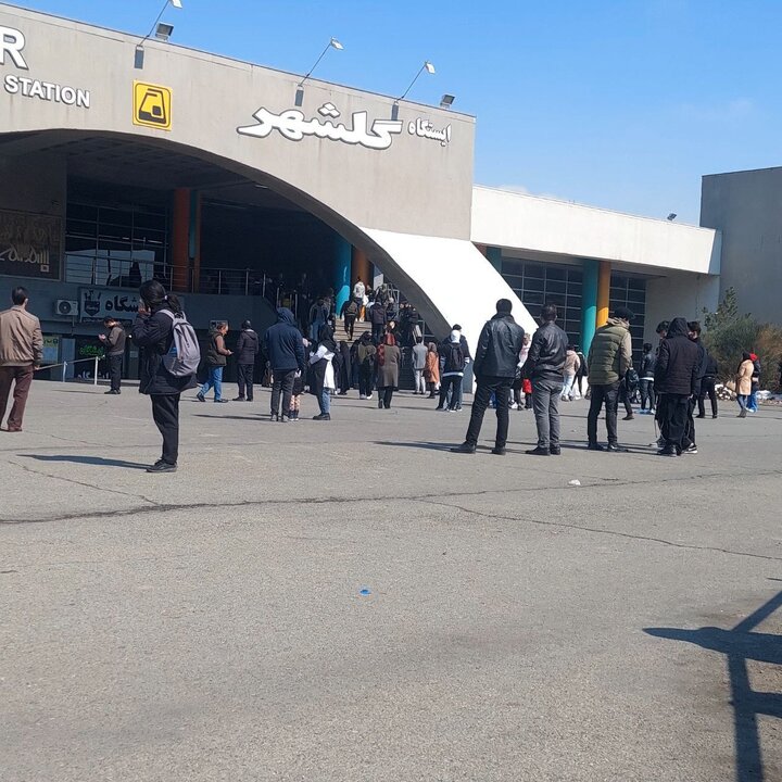 تصاویری از خروج مسافران از ایستگاه گلشهر به علت آتش سوزی در قطار متروی خط پنج
