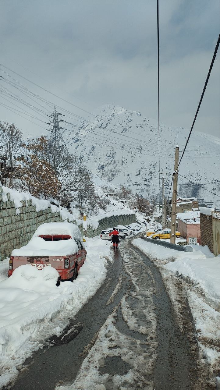 تصاویری از دفن شدن خودروها زیر برف در این منطقه تهران تصاویری از دفن شدن خودروها زیر برف در این منطقه تهران