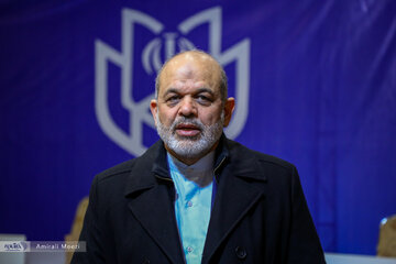 وزیر کشور شکار دوربین ها شد / عکسی از وحیدی در لحظه نوشتن آراء خود