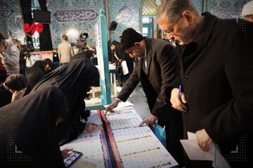 استقبال مردم در ساعات ابتدایی شروع اخذ رای در حسینیه ارشاد