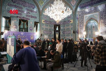 استقبال مردم در ساعات ابتدایی شروع اخذ رای در حسینیه ارشاد