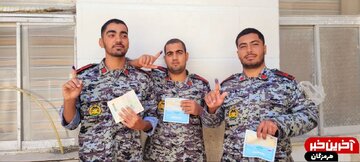 مشارکت پرشور دریادلان ارتش جمهوری اسلامی در پای صندوق رای پایگاه دریایی مکران روستای آبکوهی لیردف