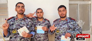 مشارکت پرشور دریادلان ارتش جمهوری اسلامی در پای صندوق رای پایگاه دریایی مکران روستای آبکوهی لیردف