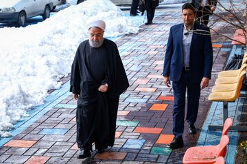 حسن روحانی حق دارد اعتراض کند / عصبانیت تندروها از نقدهای او به شورای نگهبان / مرغ پخته هم به استدلال شماها می خندد!