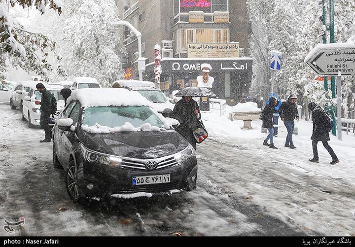 ببینید | ارتفاع بی‌نظیر برف امروز در زعفرانیه تهران