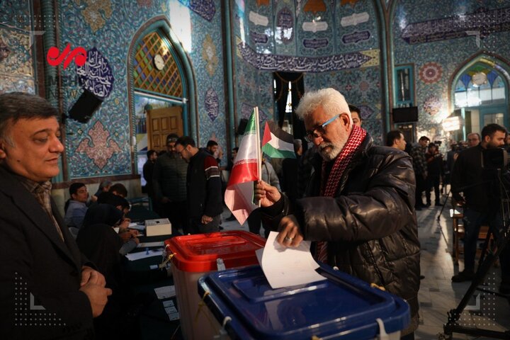 استقبال مردم در ساعات ابتدایی شروع اخذ رای در حسینیه ارشاد