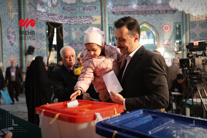 استقبال مردم در ساعات ابتدایی شروع اخذ رای در حسینیه ارشاد